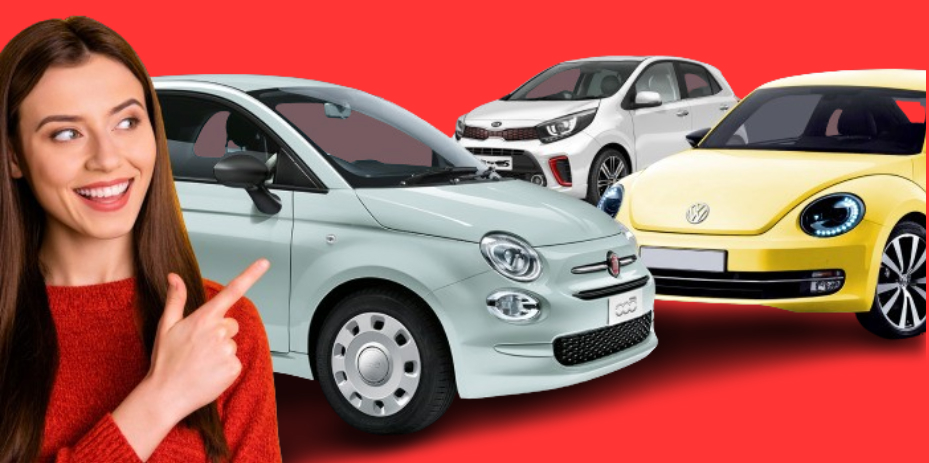 Улыбающаяся женщина в красном свитере указывает на три компактных автомобиля (Fiat, Kia, Volkswagen) на ярко-красном фоне